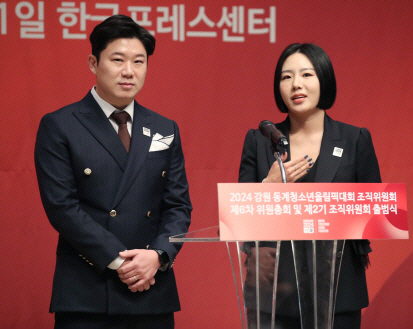 진종오(왼쪽)와 이상화가 21일 프레스센터에서 열린 2024 강원 동계청소년올림픽 제6차 위원총회에서 취재진의 질문에 답하고 있다. 뉴시스