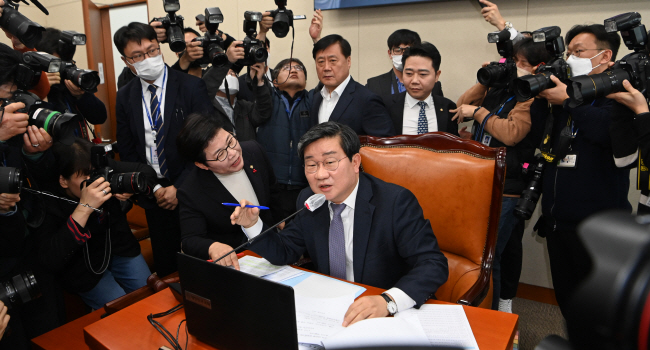 21일 오전 국회에서 열린 환경노동위원회 전체회의에 참석한 임이자(왼쪽) 환노위 여당 간사 등 여당 의원들이 야당의 노란봉투법 처리강행에 대해 전해철(오른쪽) 위원장에게 항의하고 있다. 전 위원장 뒷줄 왼쪽부터 박대수·지성호 국민의힘 의원.  김동훈 기자