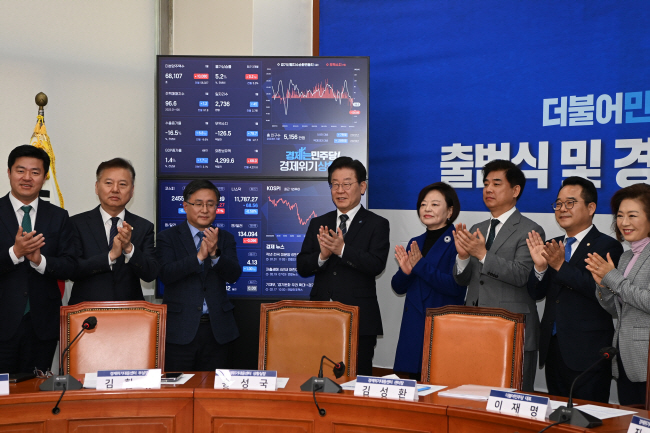 ‘대장동 개발 비리’ 의혹 등으로 검찰의 체포동의요구서가 국회에 송부된 21일 오전 이재명(왼쪽 두 번째) 더불어민주당 대표가 서울 여의도 국회에서 열린 민주당 경제위기대응센터 출범식 및 제막식에 참석해 박수를 치고 있다.  윤성호 기자
