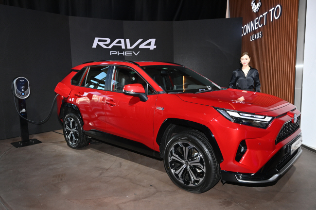 한국토요타자동차가 21일 서울 송파구 잠실 커넥트투에서 ‘RAV4 플러그인 하이브리드(PHEV)’ 모델을 선보이고 있다.  김호웅 기자
