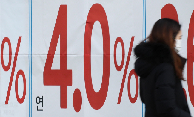 은행들이 이른바 ‘돈 잔치’ 비판 여론을 완화하기 위해 대출 금리 인하 움직임을 보이고 있는 가운데 21일 오전 서울 시내 한 은행 외벽에 여수신 금리가 표시돼 있다.  뉴시스