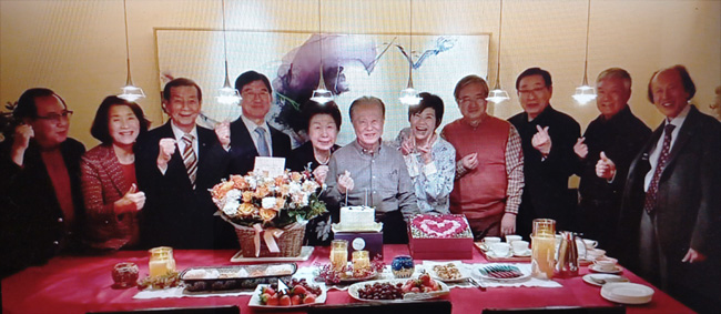 지난 2021년 1월 서울 성북동에서 김광태(사진 왼쪽 여섯 번째) 회장 생일을 맞아 김성재(여덟 번째) 전 문화관광부 장관, 필자(세 번째) 등 청소년지도자 원로모임 회원들과 함께한 모습. 필자 제공