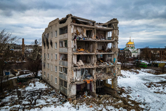 20일(현지시간) 우크라이나 동부 하르키우주 이지움의 한 아파트가 포격으로 부서져 있다. 최근 러시아는 하르키우 및 루한스크 국경 지역에 대한 공격 빈도를 높이고 있다. 연합뉴스