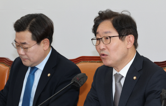 박범계 더불어민주당 검찰독재정치탄압대책위원회 상임위원장이 21일 오전 서울 여의도 국회에서 열린 기자 간담회에서 발언하고 있다. 연합뉴스