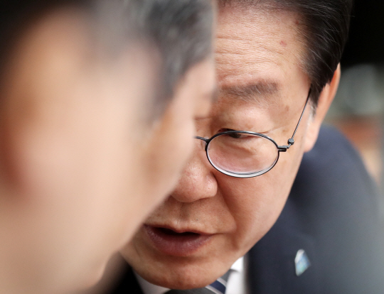이재명 더불어민주당 대표와 정청래 최고위원이 22일 오전 서울 여의도 국회에서 열린 최고위원회의에서 대화를 하고 있다. 뉴시스
