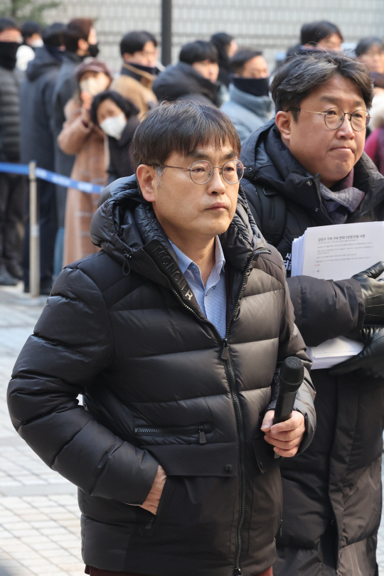 유튜브 매체 ‘시민언론 더탐사’ 강진구 대표가 22일 오전 서울 서초동 서울중앙지법에서 구속영장실질심사를 받기 위해 법정으로 향하고 있다. 연합뉴스