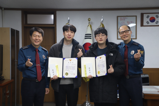 절도범을 검거한 대구교육청 소속 전상환(왼쪽 두 번째)·도규빈(〃세 번째) 주무관이 21일 김영수(〃첫 번째) 대구 수성경찰서 서장으로부터 범인 검거 공로 표창을 받은 뒤 기념사진을 촬영하고 있다. 대구교육청 제공