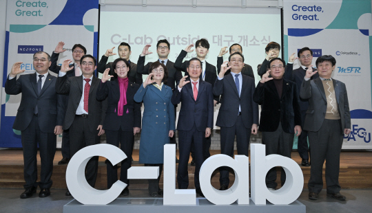 22일 대구 북구 삼성창조캠퍼스에서 개최된 ‘C랩 아웃사이드 대구 캠퍼스’ 개소식에서 홍준표(앞줄 오른쪽 네 번째) 대구시장 등 참석자들이 기념 사진을 촬영하고 있다. 대구시청 제공