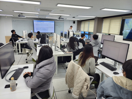 22일 창원대에 개소한 코딩아카데미 ‘코드하우스’에서 울산.경남 지역 청년들이 코딩수업을 듣고 있다. 울산경남지역혁신플랫폼 제공