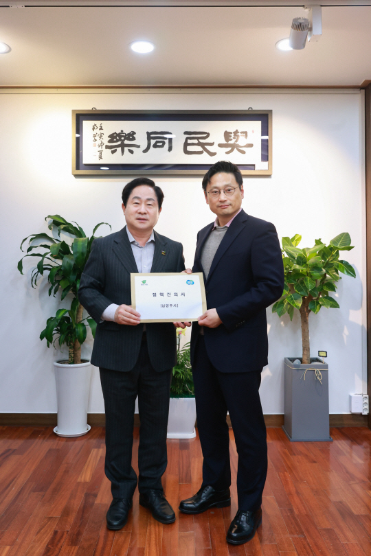 지난 21일 주광덕 남양주시장(왼쪽)이 오후석 경기도 행정2부지사를 만나 지역 현안 해결을 강력히 건의했다. 남양주시청 제공