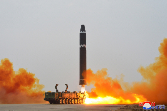북한이 지난 18일 대륙간탄도미사일(ICBM) ‘화성-15형’을 발사하는 모습을 조선중앙통신이 19일 보도한 사진. 연합뉴스
