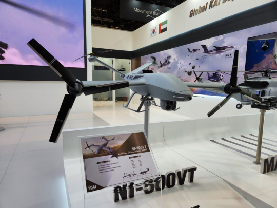 아랍에미리트(UAE) 국제방산전시회인 ‘2023 IDEX’한국항공우주산업(KAI) 부스에 전시된 수직이착륙 가능 무인정찰기 NI-500VT. 아부다비=국방부공동취재단