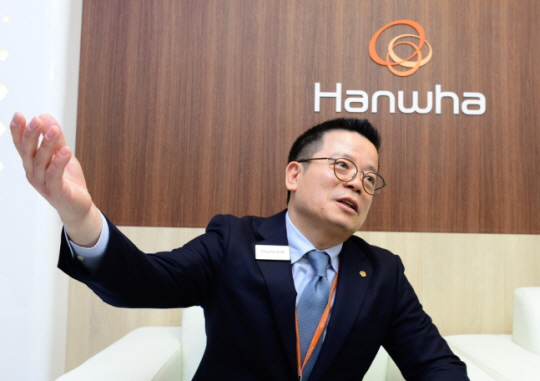 아랍에미리트(UAE) 국제방위산업전시회(IDEX 2023)에서 기자단과 인터뷰하는 어성철 한화시스템 대표. 방위산업진흥회 제공