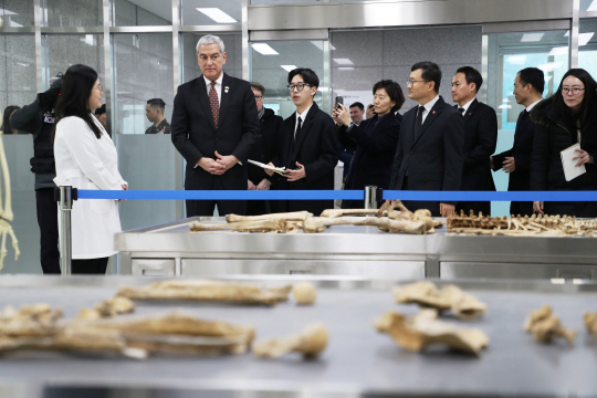 22일 서울 동작구 국립서울현충원 내 국방부 유해발굴감식단에서 열릴 ‘6·25 참전 미군 전사자 유해 봉송식’에 앞서 이근원 국유단 단장과 켈리 K. 맥케이그 미 국방성 전쟁포로·실종자 확인국(DPAA) 국장이 신원확인센터 시설을 살펴보고 있다. 국방일보 제공