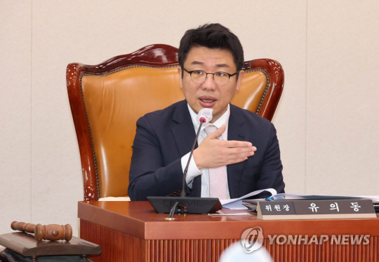 22일 국회에서 열린 첨단전략산업특별위원회 전체회의에서 위원장으로 선출된 유의동 국민의힘 의원이 회의를 주재하고 있다. 연합뉴스.