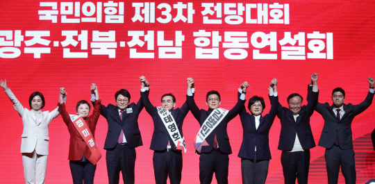 허은아(왼쪽부터), 정미경, 민영삼, 태영호, 김병민, 조수진, 김재원, 김용태 국민의힘 최고위원 후보들이 16일 오후 광주 서구 김대중컨벤션센터에서 열린 힘내라 대한민국! 국민의힘 제3차 전당대회 광주·전북·전남 합동연설회에서 기념촬영을 하고 있다. 뉴시스