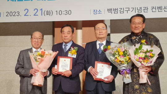 이우석 동아수출공사 회장과 김호일 대한노인회 회장이 소암상 시상식 후 수상자 임소남 대한노인회 대구 남구지회장, 이광부 전북 무주군지회장과 기념촬영을 하고 있다. 사진 왼쪽부터 이우석 회장, 이광부·임소남 지회장, 김호일 회장.