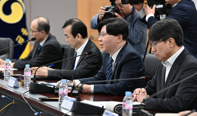 김소영(오른쪽 두 번째) 금융위원회 부위원장이 22일 정부서울청사에서 열린 ‘제1차 은행권 경영·영업관행·제도개선 TF 회의’를 주재하고 있다. 김 부위원장은 “미래를 위한 혁신과 변화보다는 안전한 이자수익에만 안주하는 영업행태 등 그간 은행권에 대해 제기된 다양한 문제점을 과감히 개선해나가겠다”고 말했다.   박윤슬 기자
