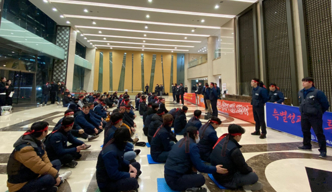 현대모비스 노조원들이 22일 오전 서울 강남구 역삼동 현대모비스 본사 1층에서 특별격려금 인상을 요구하며 점거 농성을 벌이고 있다. 연합뉴스