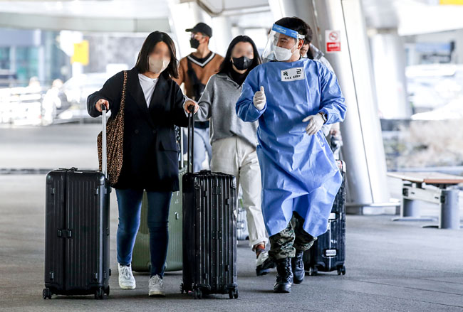 22일 오후 인천국제공항 1터미널에서 중국발 승객이 코로나19 유전자증폭(PCR) 검사를 받기 위해 안내에 따라 이동하고 있다. 정부는 중국발 입국자의 한국 입국 후 PCR 검사 의무를 다음 달 1일 해제하기로 했다. 뉴시스