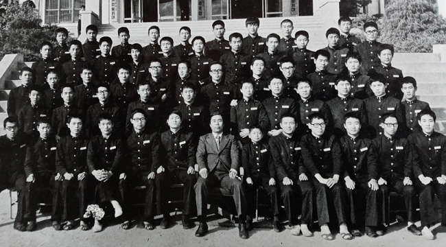 고등학교 단체 사진. 맨 앞줄 가운데 앉은 사람이 허옥 선생님.  필자 제공