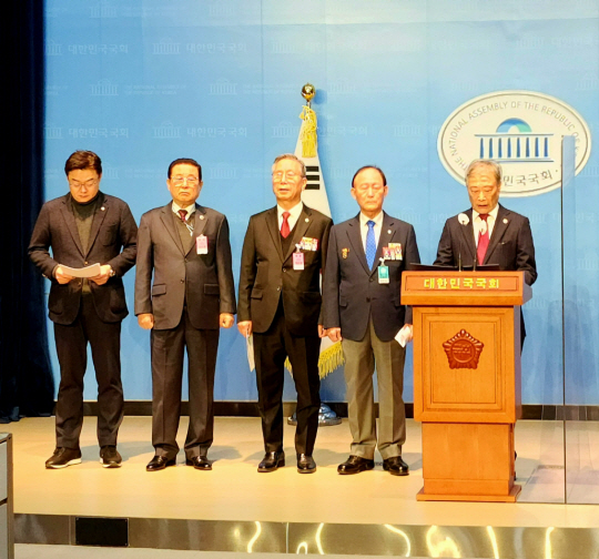 대한민국월남전참전자회, 대한민국고엽제전우회, 대한민국무공수훈자회 등 베트남전 유관 보훈단체들이 ‘베트남전 민간인 피해 주장 판결’ 관련 23일 국회 소통관에서 공동기자회견을 갖고 있다. 대한민국월남전참전자회 제공