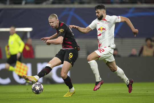 맨체스터시티의 엘링 홀란(왼쪽)과 라이프치히의 요슈코 그바르디올이 23일 오전(한국시간) 독일 라이프치히의 레드불 아레나에서 열린 UEFA 챔피언스리그 16강 1차전에서 공을 다투고 있다. AP뉴시스