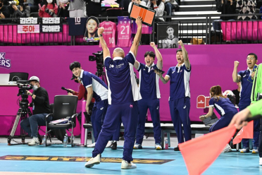 마르첼로 아본단자(가운데) 흥국생명 감독이 23일 인천삼산월드체육관에서 열린 한국도로공사와 도드람 2022~2023 V리그 여자부 5라운드에서 승리하자 두 팔을 뻗으며 기뻐하고 있다. 한국배구연맹 제공