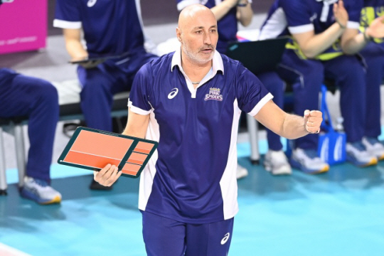 마르첼로 아본단자 흥국생명 감독이 23일 인천삼산월드체육관에서 열린 한국도로공사와 도드람 2022~2023 V리그 5라운드에서 어퍼컷 세리머니를 하고 있다. 한국배구연맹 제공