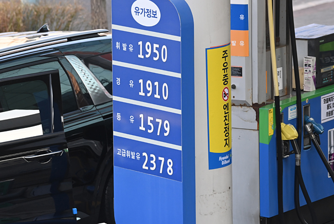 23일 오전 9시 기준 한국석유공사 유가정보사이트 오피넷의 전국 주유소 평균 휘발유 판매 가격이 약 8개월 만에 경유 가격을 재역전한 가운데 전날 서울 용산구의 한 주유소에 이미 경유보다 비싸진 휘발유 가격이 게시돼 있다. 김호웅 기자