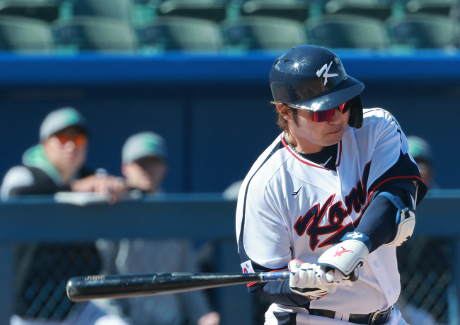 WBC 대표팀의 박병호가 24일 오전(한국시간) 미국 애리조나주 투손의 키노 베테랑 메모리얼 스타디움에서 열린 KT와의 평가전에서 3회 말 시원한 스윙으로 중월 솔로 홈런을 만들고 있다.  연합뉴스