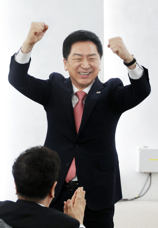 국민의힘 3·8 전당대회 당권주자인 김기현 의원이 24일 서울시의회 서소문 별관에서 열린 시·구의원 김기현 후보 지지선언에 참석한 모습. 연합뉴스