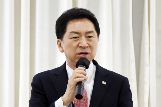 국민의힘 3·8 전당대회 당권주자인 김기현 의원이 24일 서울시의회 서소문 별관에서 열린 시·구의원 김기현 후보 지지선언에서 인사말을 하고 있다. 연합뉴스