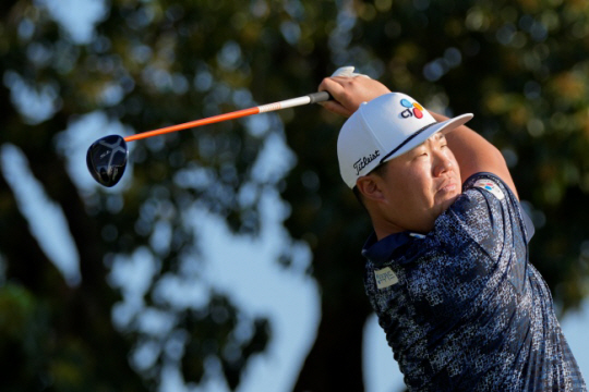 임성재가 24일(한국시간) 미국 플로리다주 팜비치가든스의 PGA내셔널 챔피언코스에서 열린 PGA투어 혼다클래식 1라운드 1번 홀에서 티샷 후 공의 방향을 살피고 있다. AP뉴시스