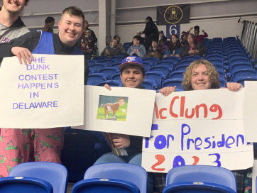 지난 23일 NBA 하부리그 G리그 경기에서 맥 맥클렁을 응원하는 팬들. USA투데이 제공