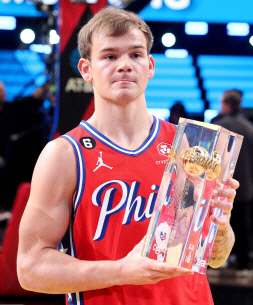 맥 맥클렁이 지난 19일(한국시간) NBA 올스타전 덩크 콘테스트에서 우승한 뒤 포즈를 취하고 있다. AFP 연합뉴스