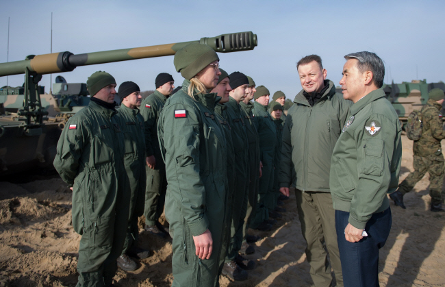 이종섭(오른쪽) 국방부 장관과 마리우시 브와슈차크(〃 두 번째) 폴란드 국방부 장관이 23일 폴란드 토룬 포병 사격장에서 K9 자주포 운용요원들을 격려하고 있다.  국방부 제공