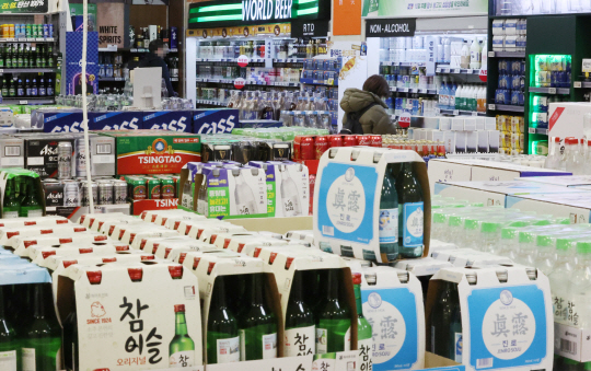 지난 19일 서울 한 대형마트 주류코너에서 시민들이 쇼핑하고 있다. 연합뉴스