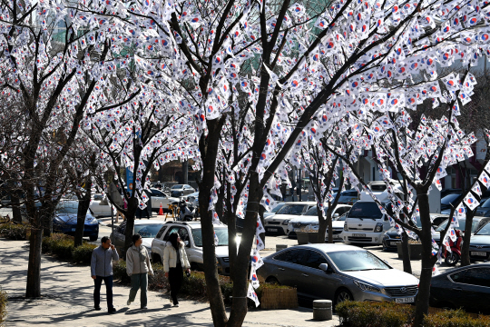 제104주년 삼일절을 사흘 앞둔 26일 서울 용산구 효창공원에 태극기 거리가 조성돼 있다.   문호남 기자
