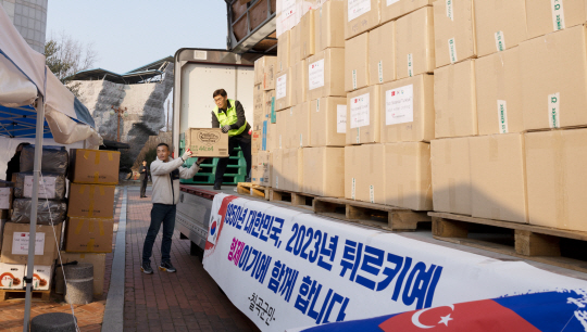 경북 칠곡군 주민들이 지진 피해를 입은 튀르키예에 보낼 구호물품을 트럭에 실고 있다. 칠곡군청 제공