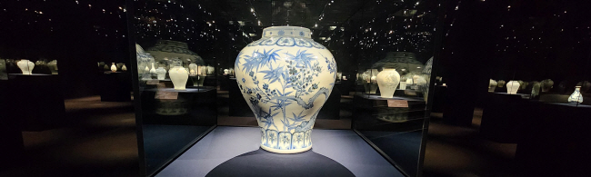 국보 ‘백자 청화매죽문 호’