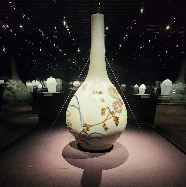 리움미술관의 백자 전에서 다른 작품들과 함께 자태를 뽐내고 있는 국보 ‘청화철채동채초충문 병’. 국화와 난초 사이로 벌과 나비를 양각했다.