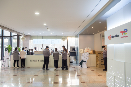 한화토탈에너지스 충남 서산 대산공장 직원들이 행정동에 문을 연 사내 카페를 이용하고 있다. 한화토탈에너지스 제공