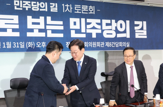 이재명(가운데) 더불어민주당 대표가 지난 1월 31일 서울 영등포구 국회 의원회관에서 열린 ‘민주당의 길’ 1차 토론회에서 인사말을 마친 뒤 회의장을 나서며 김종민 의원과 인사하고 있다. 연합뉴스