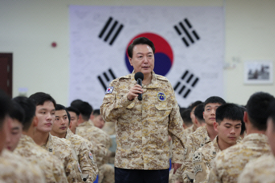 지난 달 15일(현지시간) 아랍에미리트(UAE)를 국빈 방문 중이던 윤석열 대통령이 현지에 파병중인 아크부대를 찾아 장병 사이에서 격려 발언을 하고 있다. 연합뉴스