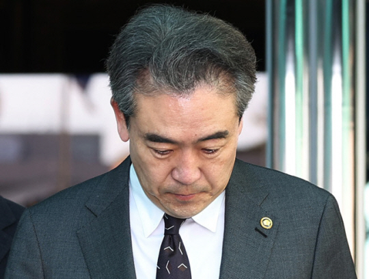 윤희근 경찰청장이 27일 오전 서울 서대문구 미근동 경찰청에서 입장을 밝힌 뒤 국회 정보위에 출석하기 위해 청사를 나서고 있다. 연합뉴스