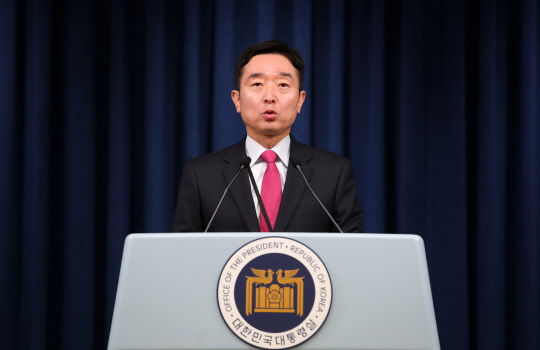 이도운 대통령실 대변인이 26일 오후 서울 용산 대통령실 청사 브리핑룸에서 정순신 국가수사본부장 임명 취소 관련 검증에 대한 대통령실 입장과 김영란법 및 저출산고령사회위원회 등 현안 관련 브리핑을 하고 있다.