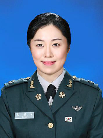 아버지와 남동생에 이어 육군3사관학교를 졸업하고 임관한 강문정 소위. 육군 제공