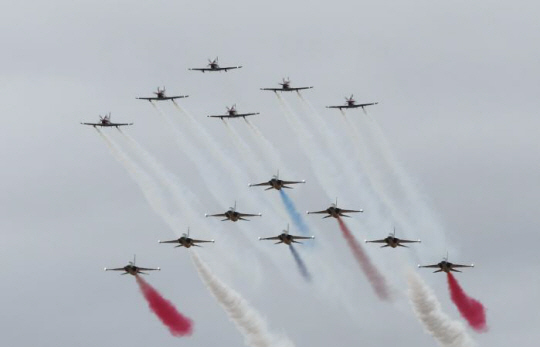 공군 특수비행팀 블랙이글스와 호주 공군 특수비행팀 룰렛이 27일(현지시간) 애벌론 국제 에어쇼 본행사에 앞서 우정비행을 하고 있다. 블랙이글스는 28일 개막하는 남반구 최대 규모의 애벌론 에어쇼에서 ‘오프닝 단독 에어쇼’를 선보일 예정이다. 국방일보 제공