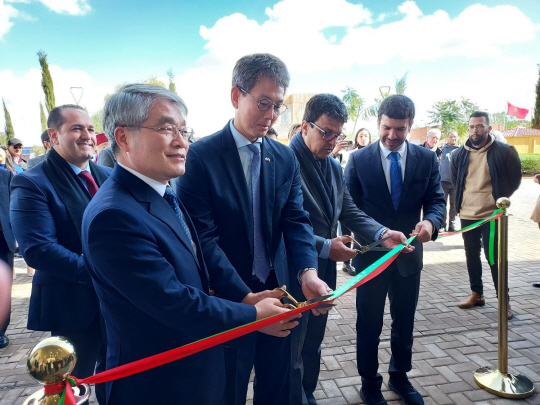 지난 24일(현지시각) 북아프리카 모로코 벵게리(Ben Guerir)에서 열린 그린·스마트 빌딩파크 연구 시설 개소식에서 홍석화 코이카 사업전략·파트너십본부 이사, 정기용 주모로코한국대사, 아지즈 부이그난 모로코 람나주 주지사, 히샴 엘 합티 모하메드6세 폴리텍대학교 총장(앞줄 왼쪽부터)이 기념 리본 커팅식에 참여하고 있다. 코이카 제공